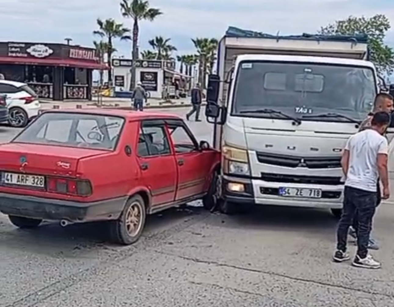 Ters Yöne Giren Otomobil Kamyona Çarptı: Sürücü Alkollüydü
