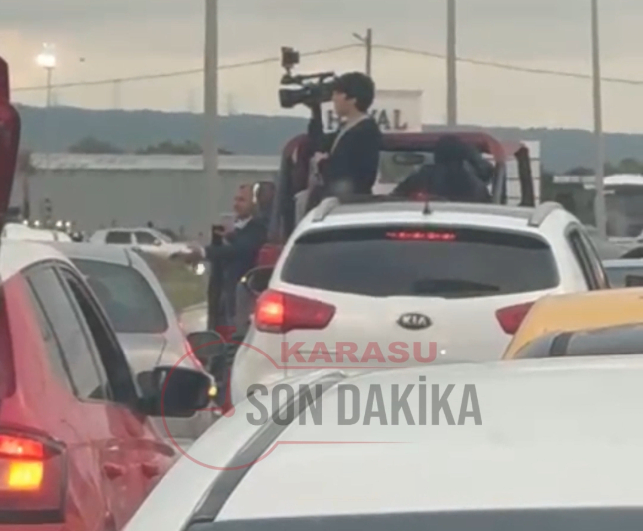 Kocaali’de Duble Yolda Halaylı Düğün Konvoyu: Acil Araçlara Yol Vermediler