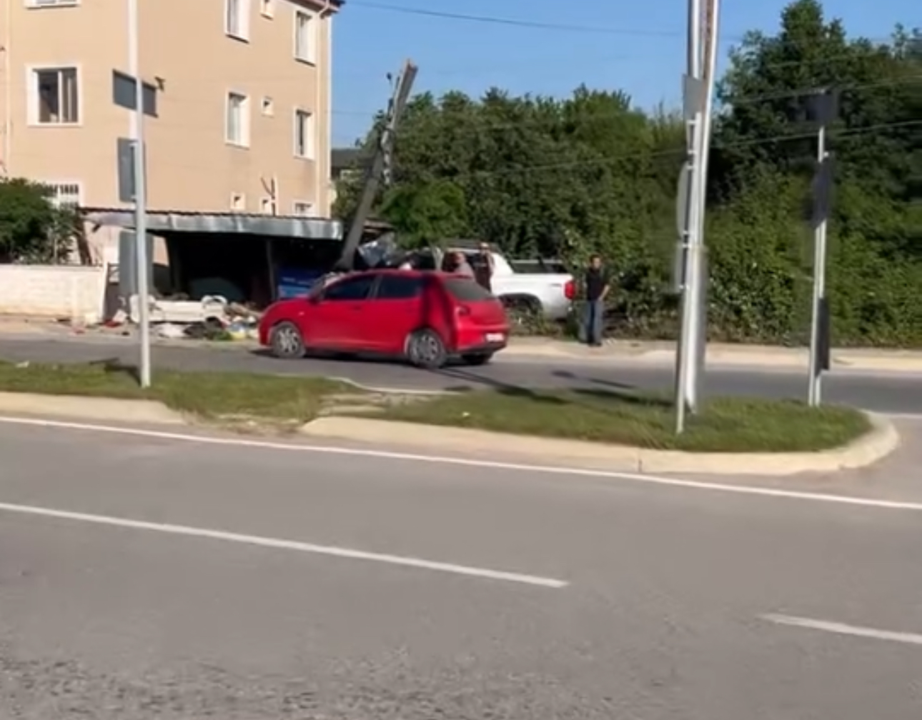 Karasu’da Sabah Saatlerinde Trafik Kazası: Pick-Up Araç Ağır Hasar Aldı